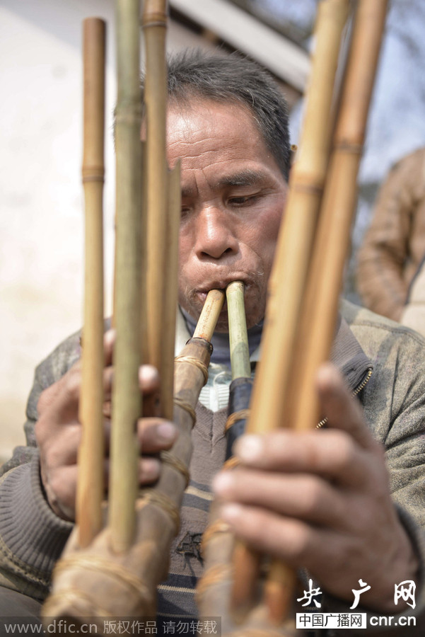 贵州苗寨野外疯狂芦笙比赛 迎接新年