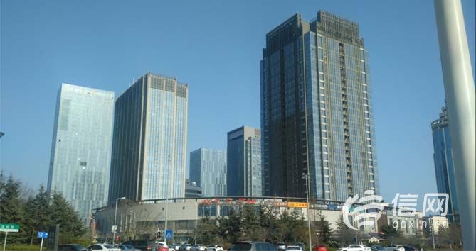 1 深圳路东侧林立着一片正在建设中的写字楼